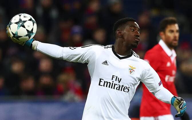 Bilder des Tages - SPORT MOSCOW, RUSSIA â€“ NOVEMBER 22, 2017: Benfica Lisbon goalkeeper Bruno Varela (front) in their 2017 18 UEFA Champions League Group A Round 5 football match against CSKA Moscow at VEB Arena. Stanislav Krasilnikov TASS  TS06A2C3