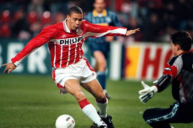 seizoen 1995 1996 , eindhoven 21-11-1995 psv - werder bremen 2-1 ronaldo als speler van psv . ronaldo *** season 1995 1996 eindhoven 21 11 1995 psv werder bremen 2 1 ronaldo as player of psv ronaldo archive football kpnw20046 