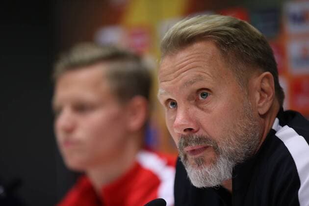 SOCCER - EL, Milan vs A.Wien, preview MILAN,ITALY,22.NOV.17 - SOCCER - UEFA Europa League, AC Milan vs FK Austria Wien, preview, press conference PK Pressekonferenz of A.Wien. Image shows Patrick Pentz (A.Wien) and head coach Thorsten Fink (A.Wien). GEPAxpictures xAndreasxPranter