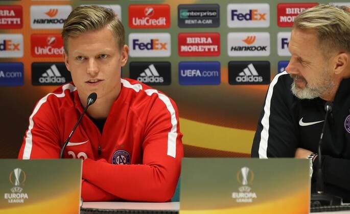 SOCCER - EL, Milan vs A.Wien, preview MILAN,ITALY,22.NOV.17 - SOCCER - UEFA Europa League, AC Milan vs FK Austria Wien, preview, press conference PK Pressekonferenz of A.Wien. Image shows Patrick Pentz (A.Wien) and head coach Thorsten Fink (A.Wien). GEPAxpictures xAndreasxPranter