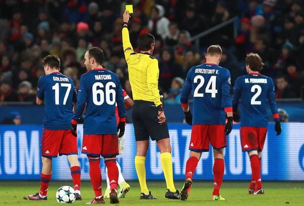 Bilder des Tages - SPORT MOSCOW, RUSSIA â€“ NOVEMBER 22, 2017: Referee Deniz Aytekin (C) showing the yellow card, and CSKA Moscow s Alexander Golovin, Bibras Natkho (L-R), Mario Fernandes and Vasily Berezutsky (R-L) in their 2017 18 UEFA Champions League Group A Round 5 football match against Benfica Lisbon at VEB Arena. Sergei Fadeichev TASS  TS06A2D5