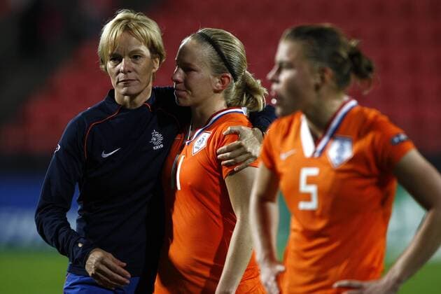 tampere 06 09 2009 ek ladies england nederland vera peacock comfort sylvia smit after the 2 1 elimination in the semi-finals against england right petra hogewoning ek ladies england nederland ek ladies football uefa 2009 women orange semifinal semi final