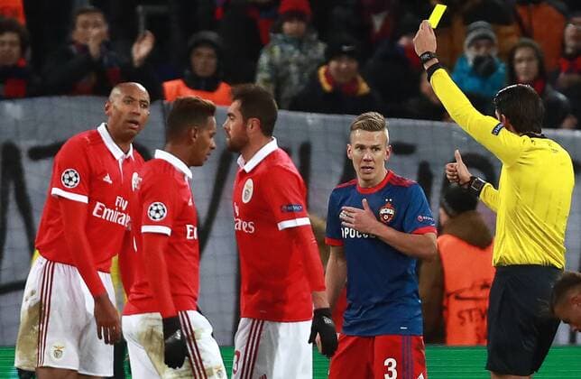 MOSCOW, RUSSIA â€“ NOVEMBER 22, 2017: Referee Deniz Aytekin shows the yellow card to CSKA Moscow s Pontus Wernbloom (R-L) in their 2017 18 UEFA Champions League Group A Round 5 football match against Benfica Lisbon at VEB Arena. Sergei Fadeichev TASS  TS06A2E4