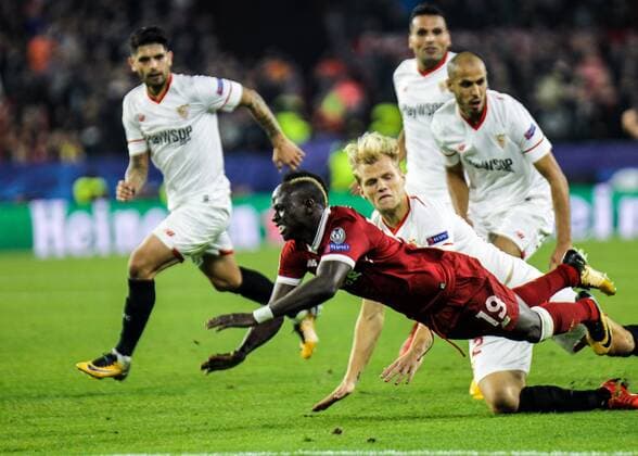 21st November 2017, Ramon Sanchez Pizjuan, Seville, Spain; UEFA Champions League, Seville versus Liverpool; Geis of Seville with a hard challenge on Sadio Man& xe9; of Liverpool  ActionPlus11954686