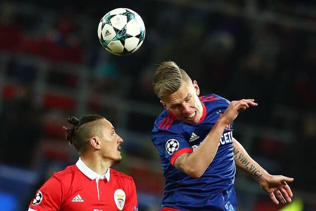 Bilder des Tages - SPORT MOSCOW, RUSSIA â€“ NOVEMBER 22, 2017: Benfica Lisbonâ€™s Ljubomir Fejsa (L) and CSKA Moscow s Pontus Wernbloom in their 2017 18 UEFA Champions League Group A Round 5 football match at VEB Arena. Stanislav Krasilnikov TASS  TS06A2FF