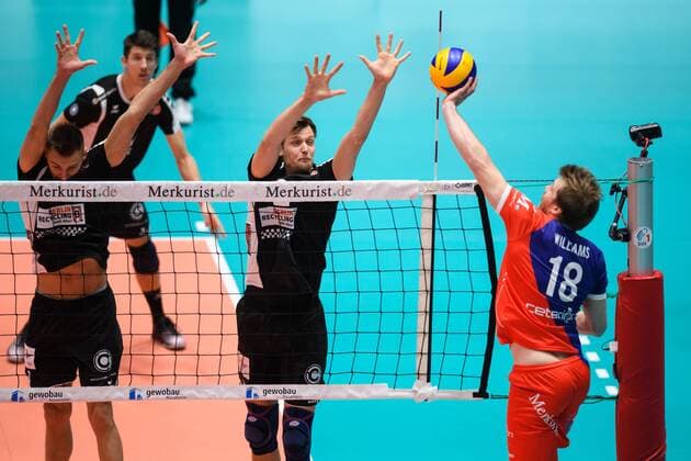 22 11 2017 Fraport Arena Frankfurt Volleyball Bundesliga Men Men Normal Round United Volleys RheinMain vs Berlin Recycling Volleys Block Double Block Aleksandar Okolic 1 Berlin Robert Kromm 3 Berlin Attack Lincoln Alexander Williams 18 RheinMain