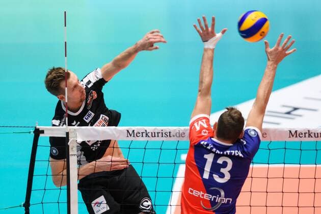 22 11 2017 Fraport Arena Frankfurt Volleyball Bundesliga Men Men Normal Round United Volleys RheinMain vs Berlin Recycling Volleys Attack Paul Carroll 12 Berlin Block Moritz Karlitzek 13 RheinMain