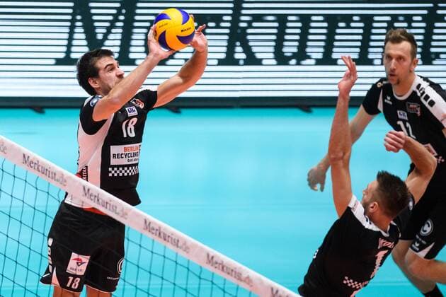 22 11 2017 Fraport Arena Frankfurt Volleyball Bundesliga Men Men Regular round United Volleys RheinMain vs Berlin Recycling Volleys Zuspiel Pierre Pujol 18 Berlin Aleksandar Okolic 1 Berlin