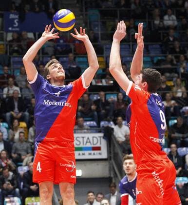 Germany Frankfurt 22 11 2017 Volleyball Hessen 1 Bundesliga Mens Season 2017 2018 United Volleys Rheinmain ws Berlin Recycling Volleys black v l Patrick Steuerwald United Volleys 4 Georg Escher United Volleys 9 Sport United Volleys Rheinmain Berlin Recycling Volleys