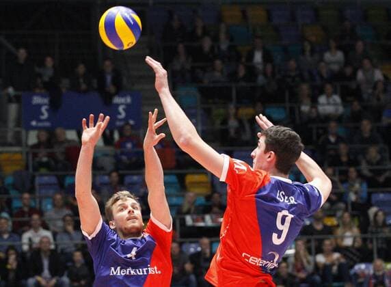 Germany Frankfurt 22 11 2017 Volleyball Hessen 1 Bundesliga Mens Season 2017 2018 United Volleys Rheinmain ws Berlin Recycling Volleys black v l Patrick Steuerwald United Volleys 4 Georg Escher United Volleys 9 Sport United Volleys Rheinmain Berlin Recycling Volleys