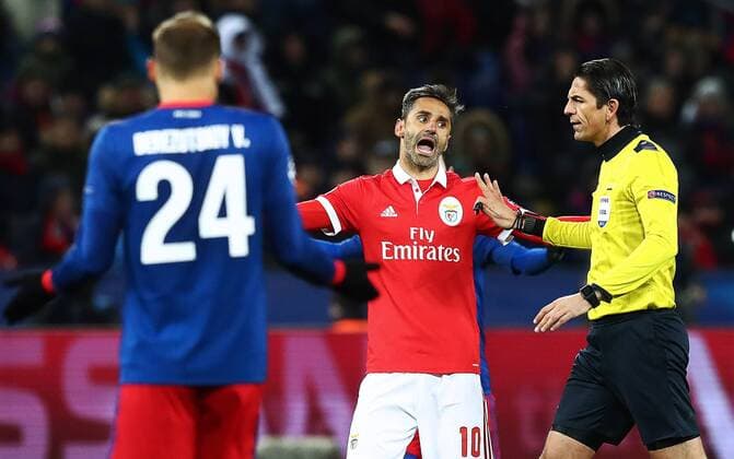 MOSCOW, RUSSIA â€“ NOVEMBER 22, 2017: CSKA Moscow s Vasily Berezutsky, Benfica Lisbonâ€™s Jonas and referee Deniz Aytekin (L-R) in their 2017 18 UEFA Champions League Group A Round 5 football match at VEB Arena; CSKA won 2-0. Stanislav Krasilnikov TASS  TS06A2EF