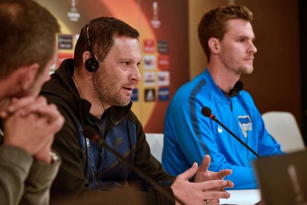 Hertha Berlin s head coach Pal Dardai (C) and defender Sebastian Langkamp (R) deliver a press conference PK Pressekonferenz before tomorrow s Europa League match against Athletic Bilbao at the San Mames stadium in Bilbao, Basque Country, Spain, 22 November 2017. Athletic de Bilbao vs Hertha Berlin !ACHTUNG: NUR REDAKTIONELLE NUTZUNG!  Copyright: xMiguelxTonax PVA001 20171122-636469787068675142