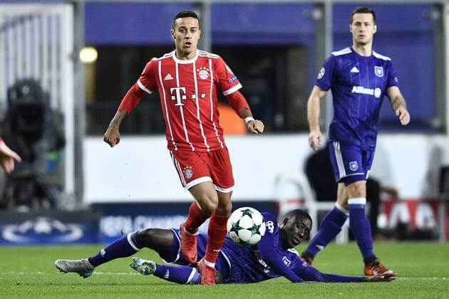 Bayern s Thiago and Anderlecht s Dennis Appiah fight for the ball during a soccer match between Belgian club RSC Anderlecht and German team FC Bayern Munchen, Wednesday 22 November 2017 in Brussels, game five out of six in the group stage (Group B) of the UEFA Champions League competition. YORICKxJANSENS  x05206598x