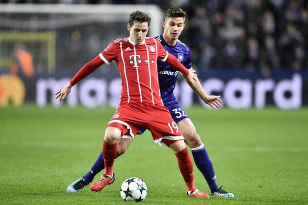 Bayern s Sebastian Rudy and Anderlecht s Leander Dendoncker fight for the ball during a soccer match between Belgian club RSC Anderlecht and German team FC Bayern Munchen, Wednesday 22 November 2017 in Brussels, game five out of six in the group stage (Group B) of the UEFA Champions League competition. YORICKxJANSENS  x05206600x