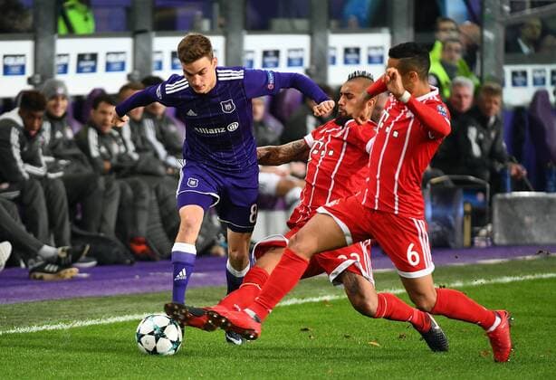 22 11 2017 xjhx Football Champions League RSC Anderlecht FC Bayern Muenchen emspor v l Pieter Gerkens RSC Anderlecht Arturo Vidal FC Bayern Muenchen Thiago Alcantara FC Bayern Muenchen Anderlecht