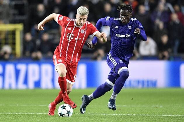 Bayern s Robert Lewandowski and Anderlecht s Kara Mbodji fight for the ball during a soccer match between Belgian club RSC Anderlecht and German team FC Bayern Munchen, Wednesday 22 November 2017 in Brussels, game five out of six in the group stage (Group B) of the UEFA Champions League competition. YORICKxJANSENS  x05206608x
