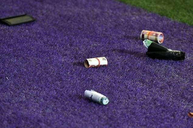 22 11 2017 xjhx Football Champions League RSC Anderlecht FC Bayern Munich emspor v l fans throw money rolls and purse on the polatz Anderlecht
