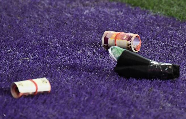 22 11 2017 xjhx Football Champions League RSC Anderlecht FC Bayern Munich emspor v l fans throw money rolls and purse on the polatz Anderlecht