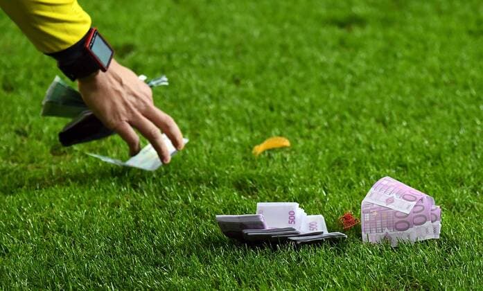 22 11 2017 xjhx Football Champions League RSC Anderlecht FC Bayern Munich emspor v l fans throw money rolls and purse on the polatz Anderlecht