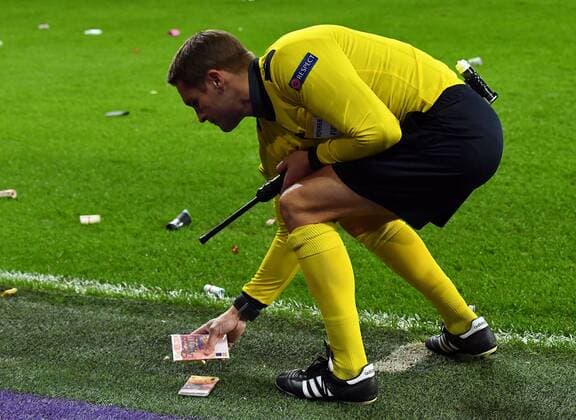 22 11 2017 xjhx Football Champions League RSC Anderlecht FC Bayern Munich emspor v l fans throw money rolls and purse on the polatz Anderlecht