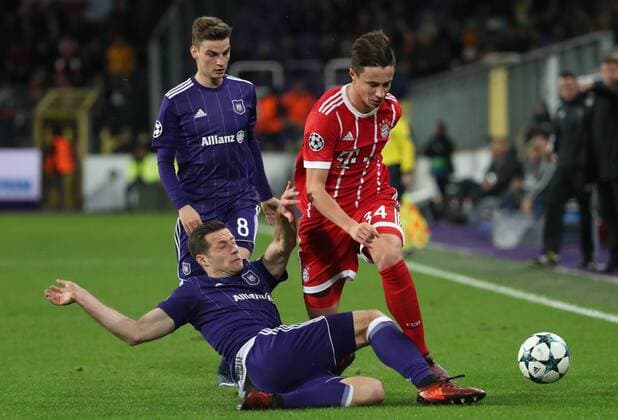 Anderlecht s Uros Spajic and Bayern s Marco Friedl fight for the ball during a soccer match between Belgian club RSC Anderlecht and German team FC Bayern Munchen, Wednesday 22 November 2017 in Brussels, game five out of six in the group stage (Group B) of the UEFA Champions League competition. VIRGINIExLEFOUR  x05206648x