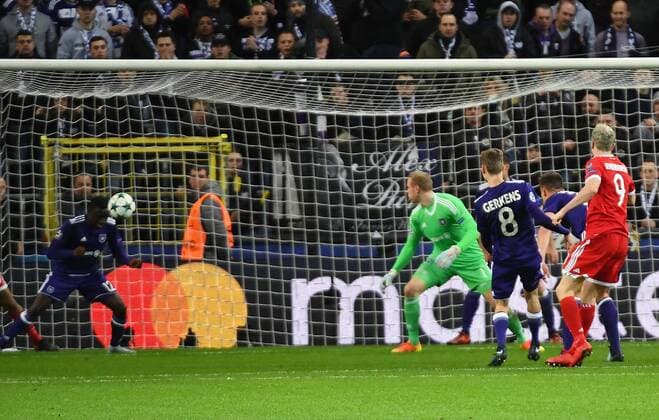 22 11 2017 xjhx Football Champions League RSC Anderlecht FC Bayern Muenchen emspor v 1 Dennis Appiah RSC Anderlecht Robert Lewandowski FC Bayern Muenchen Anderlecht