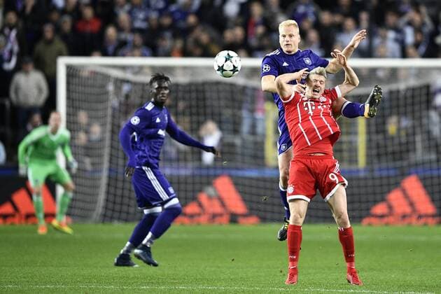 Anderlecht s Olivier Deschacht and Bayern s Robert Lewandowski fight for the ball during a soccer match between Belgian club RSC Anderlecht and German team FC Bayern Munchen, Wednesday 22 November 2017 in Brussels, game five out of six in the group stage (Group B) of the UEFA Champions League competition. YORICKxJANSENS  x05206653x