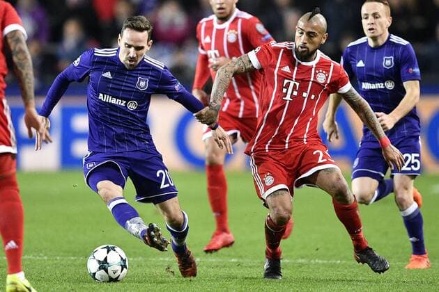 Anderlecht s Sven Kums and Bayern s Arturo Vidal fight for the ball during a soccer match between Belgian club RSC Anderlecht and German team FC Bayern Munchen, Wednesday 22 November 2017 in Brussels, game five out of six in the group stage (Group B) of the UEFA Champions League competition. YORICKxJANSENS  x05206654x