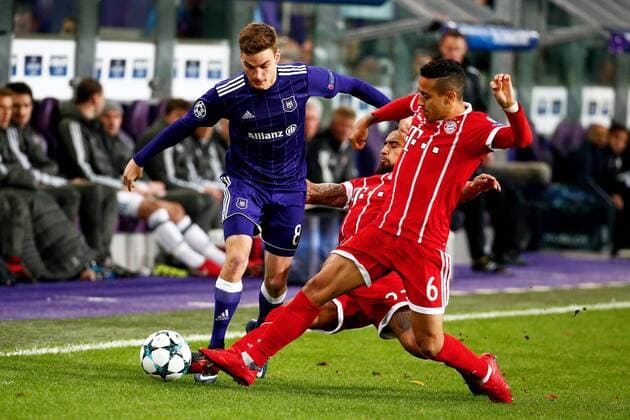 BRUSSELS, BELGIUM - NOVEMBER 22 : Pieter Gerkens midfielder of RSC Anderlecht and Thiago Alcantara midfielder of Bayern FOOTBALL : Anderlecht vs Bayern Munich - Ligue des Champions - 22 11 2017 PhotoNews Panoramic  775030972