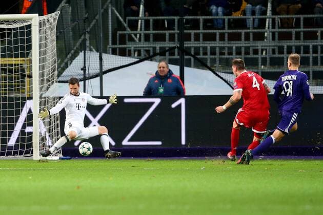 Goalkeeper Sven Ulreich FC Bayern Muenchen 26 Hold Lukasz Teodorczyk RSC Anderlecht 91 Center h4 RSC Anderlecht vs. FC Bayern Muenchen Champions League Football 22 11 2017 Anderlecht Copyright: xLanger Eibner-Pressefotox EP_HLR