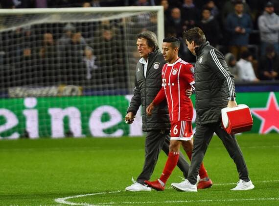 22 11 2017 xjhx Football Champions League RSC Anderlecht Bayern Muenchen emspor v Thiago Alcantara FC Bayern Muenchen injured injury Anderlecht
