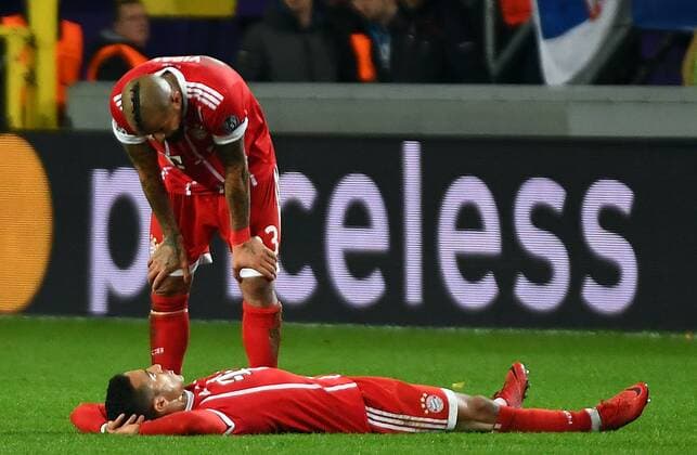 22 11 2017 xjhx Football Champions League RSC Anderlecht FC Bayern Munich emspor v Thiago Alcantara FC Bayern Muenchen Arturo Vidal FC Bayern Muenchen injured injury Anderlecht
