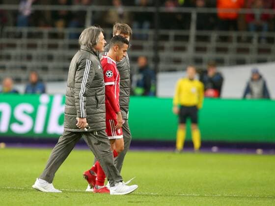 Doctor Hans Wilhelm Mueller Wohlfahrt Thiago Alcantara FC Bayern Munich 6 injured RSC Anderlecht vs FC Bayern Muenchen Champions League Football 22 11 2017 Anderlecht Copyright: xLanger Eibner-Pressefotox EP_HLR