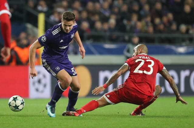 Anderlecht s Leander Dendoncker and Bayern s Arturo Vidal fight for the ball during a soccer match between Belgian club RSC Anderlecht and German team FC Bayern Munchen, Wednesday 22 November 2017 in Brussels, game five out of six in the group stage (Group B) of the UEFA Champions League competition. VIRGINIExLEFOUR  x05206683x