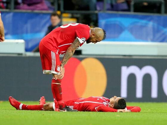 Arturo Vidal FC Bayern Muenchen 23 Thiago Alcantara FC Bayern Munich 6 injured RSC Anderlecht vs Bayern Munich Champions League Football 22 11 2017 Anderlecht Copyright: xLanger Eibner-Pressefotox EP_HLR