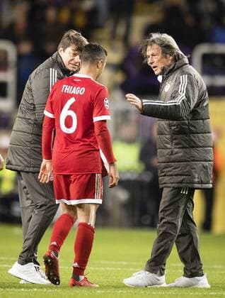 Anderlecht 22 11 2017 Constant Vanden Stock Dr Hans Wilhelm Müller Welfare with the injured Thiago FCB RSC Anderlecht FC Bayern Munich