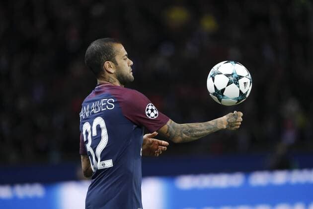 Daniel Alves da Silva (PSG) attend avant le lancer pour une touche FOOTBALL : PARIS SAINT GERMAIN v CELTIC - UEFA CHAMPIONS LEAGUE - 22 11 2017 StephaneAllaman Panoramic 