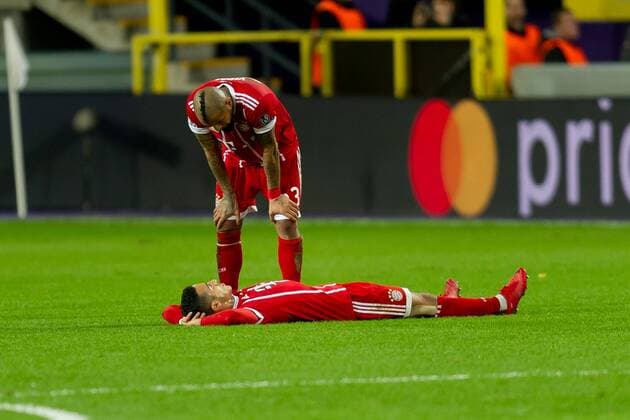 Anderlecht Belgium 22 11 2017 UEFA Champions League 2017 18 Season Group Stage RSC Anderlecht vs Bayern Munich Muenchen Thiago FCB injured on the ground Arturo Vidal FCB helps DeFodi053