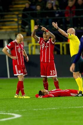 Anderlecht Belgium 22 11 2017 UEFA Champions League 2017 18 Season Group Stage RSC Anderlecht vs Bayern Munich Muenchen Thiago FCB injured on the ground Arturo Vidal FCB helps DeFodi053