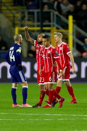 Anderlecht Belgium 22 11 2017 UEFA Champions League 2017 18 Season Group Stage RSC Anderlecht vs Bayern Munich Muenchen Thiago FCB injured on the ground Arturo Vidal FCB helps DeFodi053