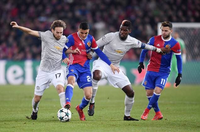 FOOTBALL CHAMPIONS LEAGUE SEASON 2017 2018 GROUP BASE FC Basel Manchester United FC 22 11 2017 Daley Blind left Manchester United FC against Mohamed Elyounoussi 2 v left FC Basel and Paul Pogba 2 nd Manchester United FC and Renato Steffen re FC Basel Basel