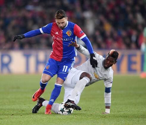 FOOTBALL CHAMPIONS LEAGUE SAISON 2017 2018 GROUP BASE FC Basel Manchester United FC 22 11 2017 Paul Pogba re Manchester United FC against Renato Steffen li FC Basel Basel