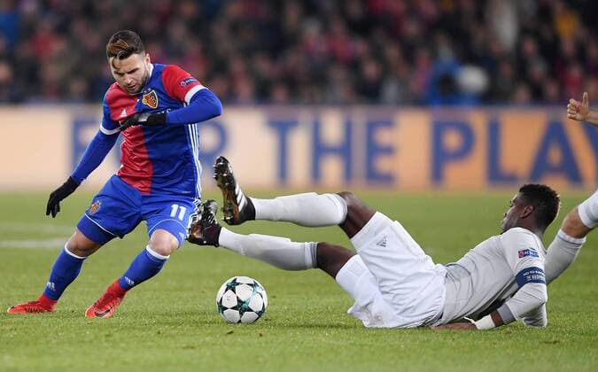 FOOTBALL CHAMPIONS LEAGUE SAISON 2017 2018 GROUP BASE FC Basel Manchester United FC 22 11 2017 Paul Pogba re Manchester United FC against Renato Steffen li FC Basel Basel