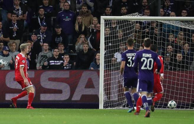 Bayern s Robert Lewandowski scoring the 0-1 goal and during a soccer match between Belgian club RSC Anderlecht and German team FC Bayern Munchen, Wednesday 22 November 2017 in Brussels, game five out of six in the group stage (Group B) of the UEFA Champions League competition. VIRGINIExLEFOUR  x05206701x