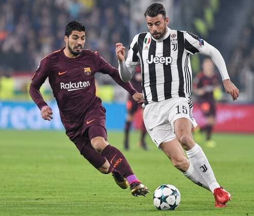 November 22, 2017 - Turin, Italy - Andrea Barzagli of Juventus is challenged by Luis Suarez of Barcelona during the UEFA Champions League match between Juventus and Barcelona at the Juventus Stadium, Turin, Italy on 22 November 2017. Juventus v Barcelona - UEFA Champions League  - ZUMAn230 20171122_zaa_n230_232 Copyright: xGiuseppexMaffiax