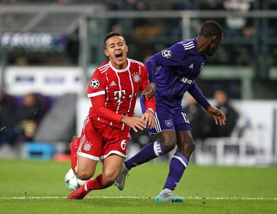 22 11 2017 Football UEFA Champions League 2017 2018 Group Stage 5 Gameday RSC Anderlecht FC Bayern Munich at Constant Vanden Stock Stadium Anderlecht v Thiago Alcantara Bayern Munich vs. Dennis Appiah RSC Anderlecht