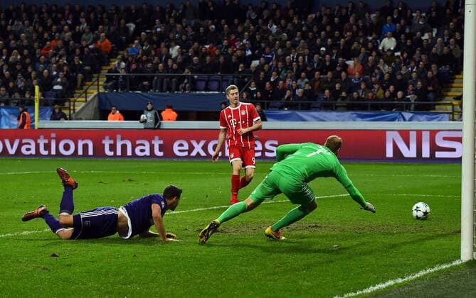 22 11 2017 xjhx Football Champions League RSC Anderlecht FC Bayern Muenchen emspor v l Robert Lewandowski FC Bayern Muenchen Matz Sels RSC Anderlecht Goal scored Goal to 0 1 Anderlecht