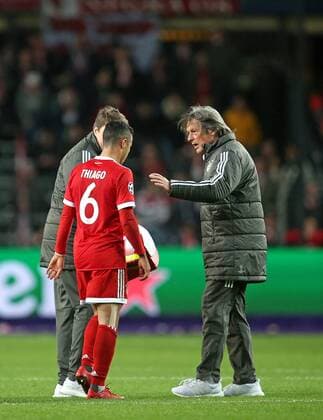22 11 2017 Football UEFA Champions League 2017 2018 Group Stage 5 Gameday RSC Anderlecht FC Bayern Munich in Constant Vanden Stock Stadium Anderlecht Thiago Alcantara with Bayern Munich injured from the square Dr Hans Wilhelm Müller Wohlfahrt re Bayern Munich