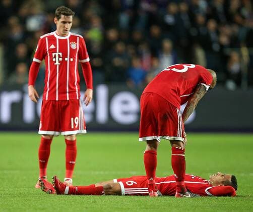 22 11 2017 Football UEFA Champions League 2017 2018 Group stage 5 Matchday RSC Anderlecht FC Bayern Munich at Constant Vanden Stock Stadium Anderlecht v l Sebastian Rudy Bayern Munich Arturo Vidal Bayern Munich Thiago Alcantara Bayern Munich is down injured