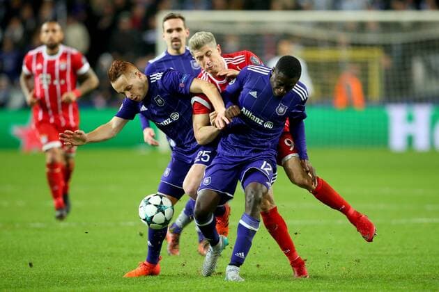 Adrien Trebel RSC Anderlecht 25 Robert Lewandowski Bayern Munich 9 Dennis Appiah RSC Anderlecht 12 RSC Anderlecht vs Bayern Munich Champions League Football 22 11 2017 Anderlecht Copyright: xLanger Eibner-Pressefotox EP_HLR